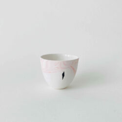 tasse porcelaine dessin femme debout rose