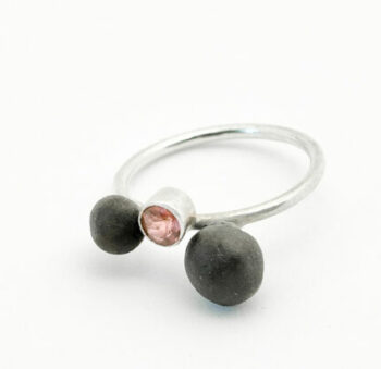 bague porcelaine spinelle boules noires